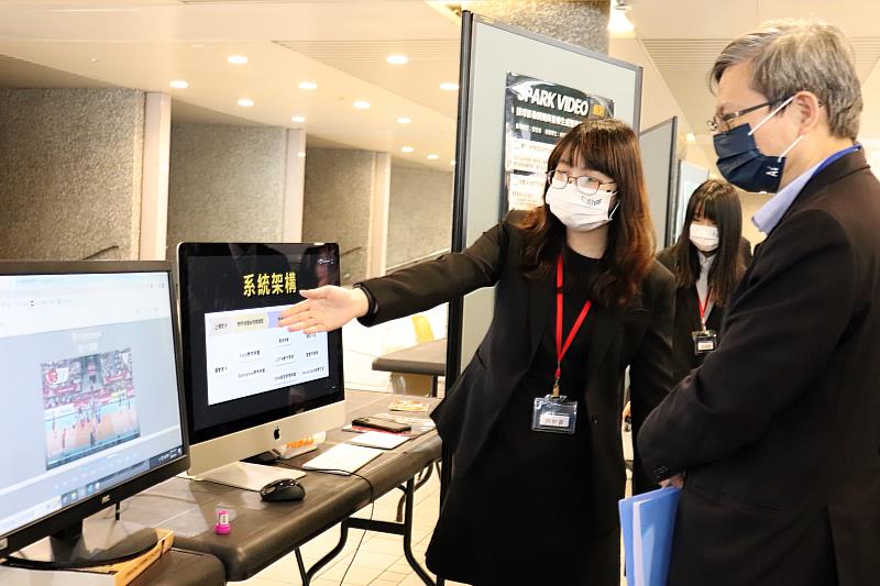 長庚大學資工系舉辦畢展，同學們向評審與參觀師生介紹作品。