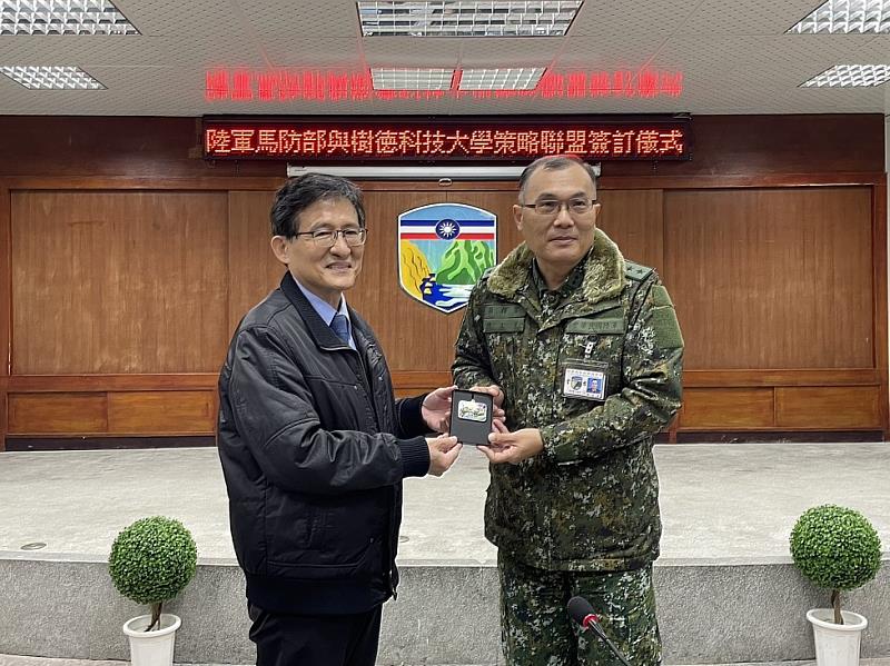 圖說三：雙方互贈紀念品(左／王昭雄副校長、右／指揮官陳文星中將)