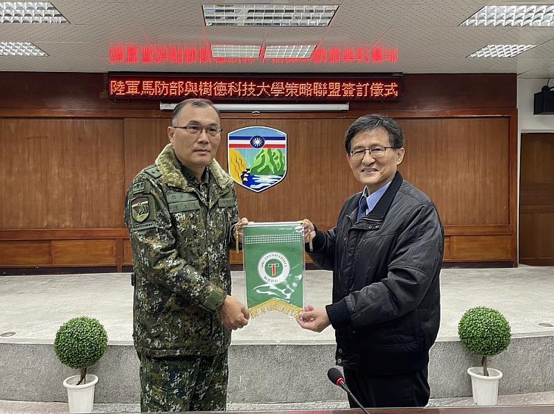 圖說二：雙方互贈紀念品(左／指揮官陳文星中將、右／王昭雄副校長)