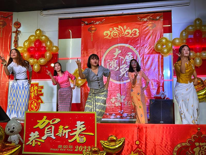 暨大春節祭祖活動開場， 由11月19日剛入境，於國際專修部就讀的7仙女帶來緬甸新年年輕人到老人都會跳的傳統舞蹈。