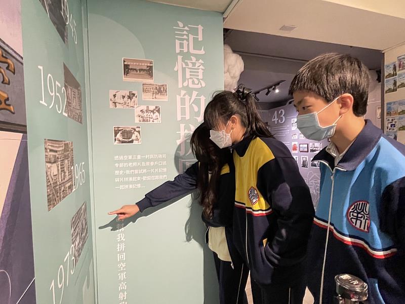 光榮國中學生們從歷史的演進找出學校的輪廓