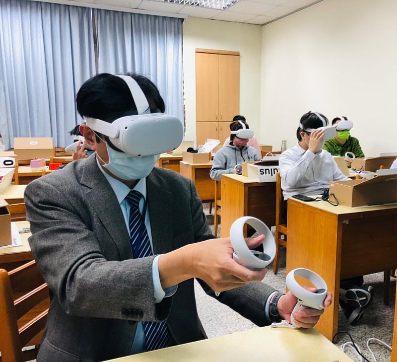 顏宏融院長與師生一同體驗「VR針灸教學虛擬系統」