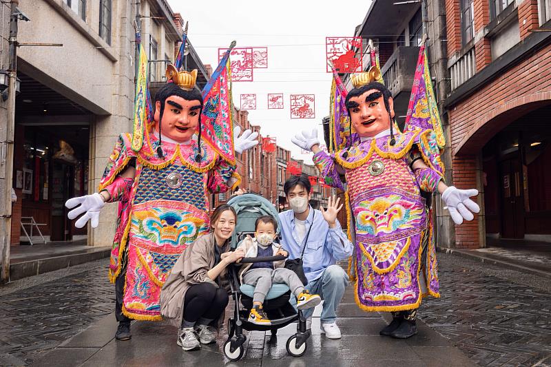 宜蘭傳藝園區春節活動不只能欣賞熱鬧滾滾的獅陣踩街及三太子演出，初五福利熊及財神爺也會來拜年發喜糖。(照片提供：全聯善美的文化藝術基金會)