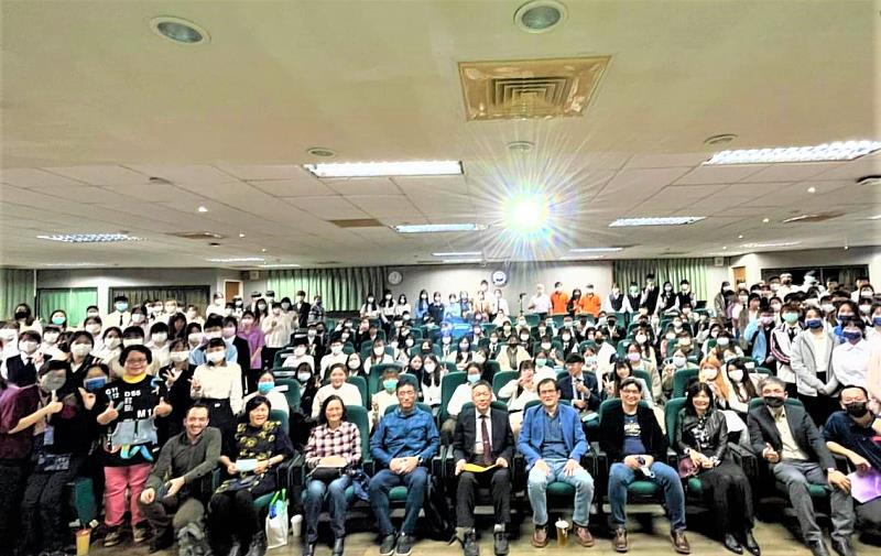 全國連鎖加盟產業創新提案競賽之決賽學生團隊與評審師長於朝陽科大合影。