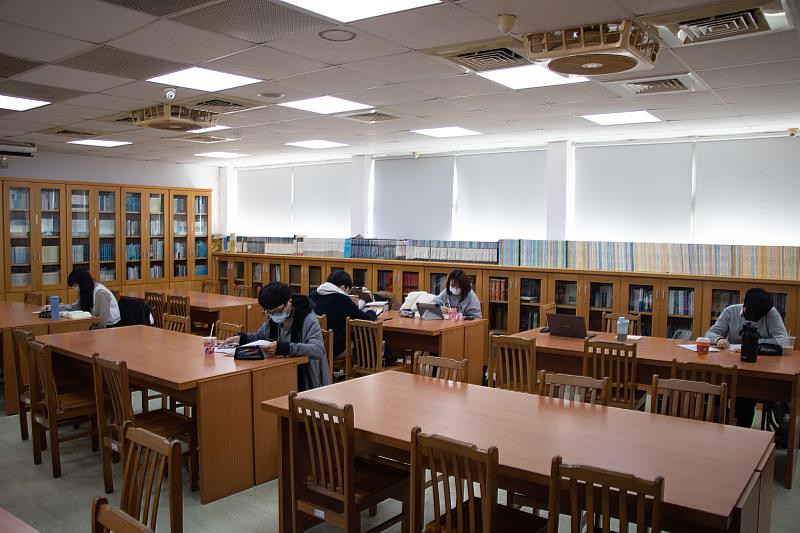 圖三：世新法律系的「7.11讀書室」為備考學生助力，平日開放至晚間11點，考季24小時開放