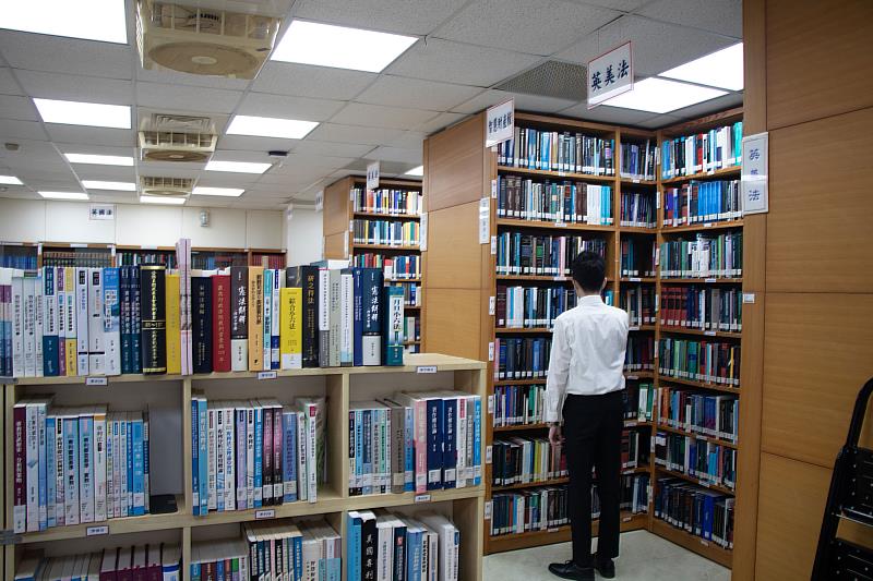 圖二：世新大學法律學院暨法律學系設有全臺法律院系少見的「法律與智慧財產權資料中心」