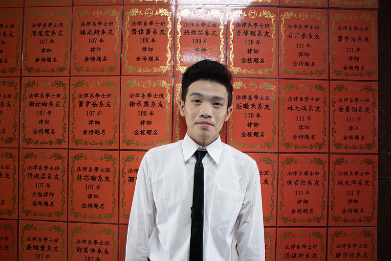 圖一：世新法律系蕭亦掦甫畢業，應屆考取律師與書記官