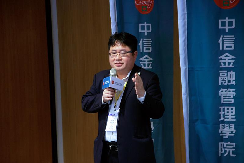 矢板明夫以「台美日國際的展望」為題，分享他對2022年國際情勢的觀察與見解，並提出台灣面對現下情勢的應對選擇。(圖/中金院提供)