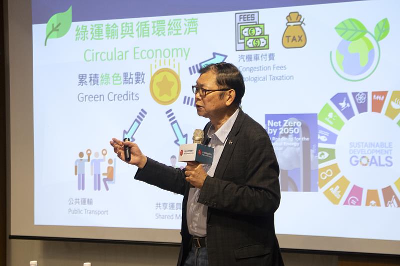 張學孔教授通過數據資料，帶師生認識建設綠色交通如何有助於淨零碳排，同時能改善公共健康，實現環境永續。(圖/中金院提供)