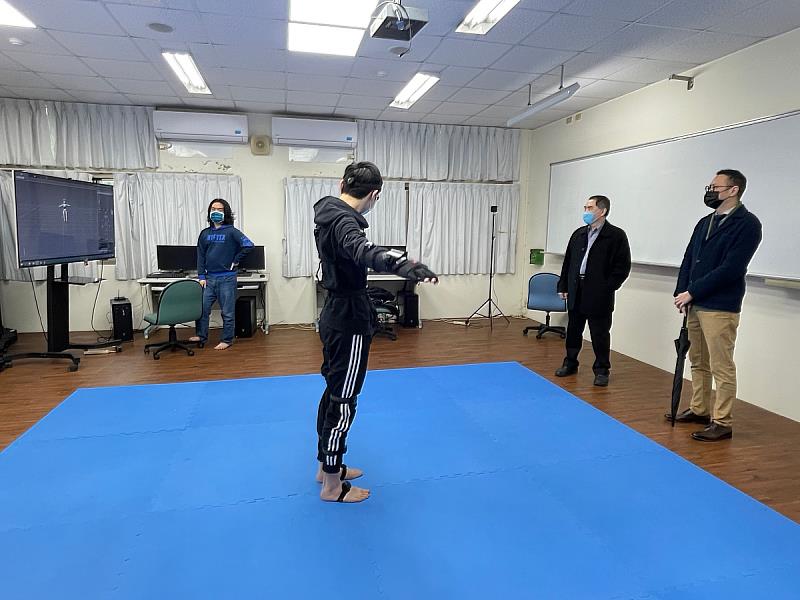 多媒體設計系的穿戴式動作捕捉系統，可以精準捕捉人體動作細節，提供學生製作視覺特效運用。