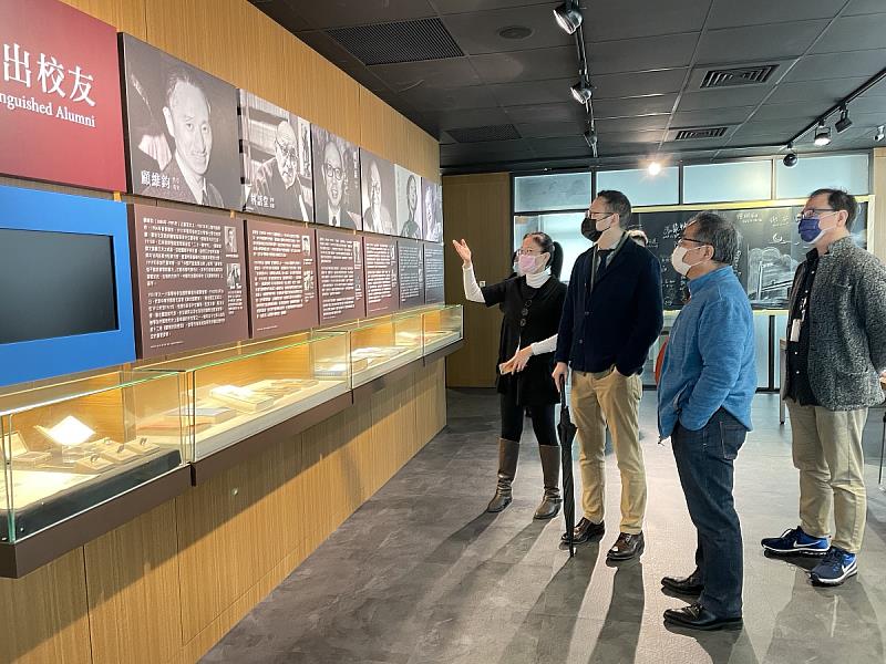 謝安執行長（左二）參觀上海聖約翰大學校史典藏暨研究中心（約史中心），由黃守靜主任（左一）導覽解說上海約大的傑出校友。