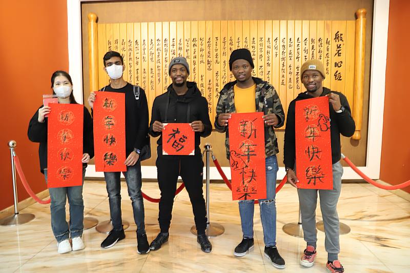 南華大學視設系舉辦「春納-迎春納福」活動，外籍生也一同參與體驗寫春聯。