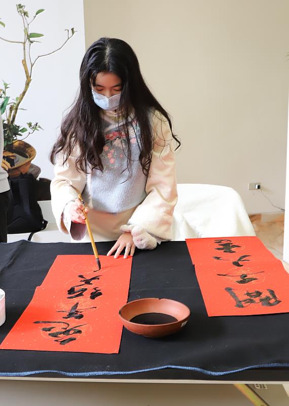 南華大學視設系舉辦「春納-迎春納福」活動，學生揮毫寫春聯。