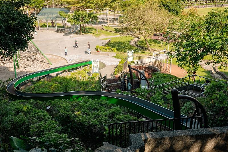 全長28公尺的北台灣首座大型滾輪溜滑梯