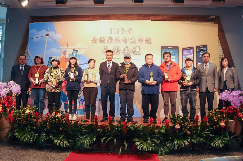 由陳主委頒發楷模漁船-魩鱙漁業