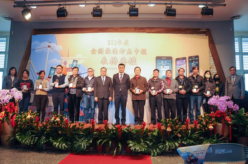 由張署長頒發卸魚申報進步獎