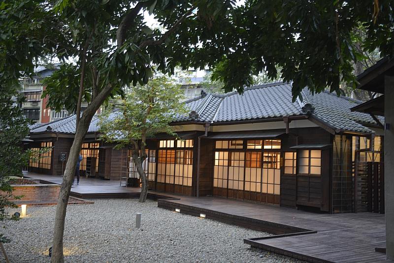 臺文基春節期間除夕、初一休館，其餘每日10時至18時均照常開放。