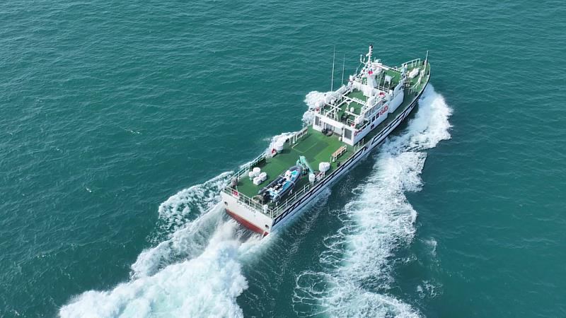 PP-10090艇乘風破浪英姿。