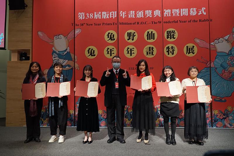 文化部次長蕭宗煌頒發首獎(左起林淑芬、金昱慈、廖佳怡、邱雅蘭、陳玟潔、曾雪梅等六位首獎得主)