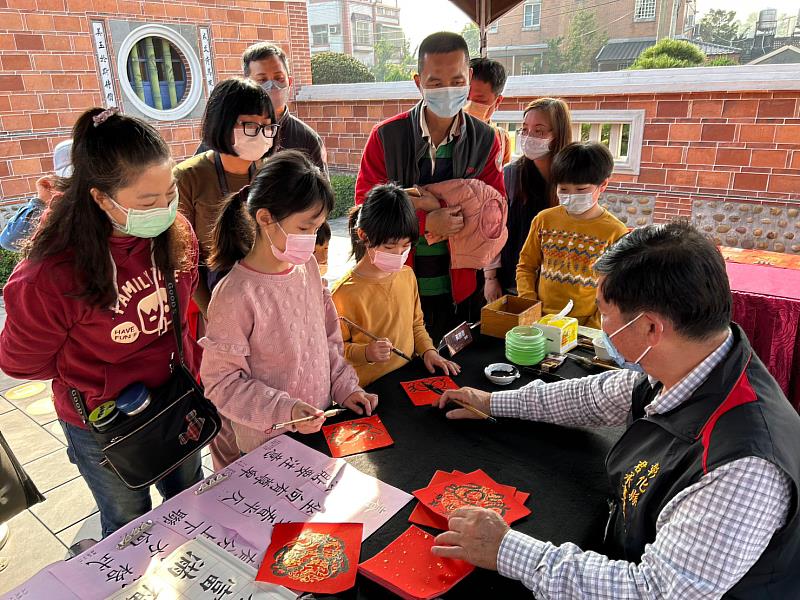 黃勝源大師教導小朋友繪製兔子春聯(頂新和德文教基金會提供)
