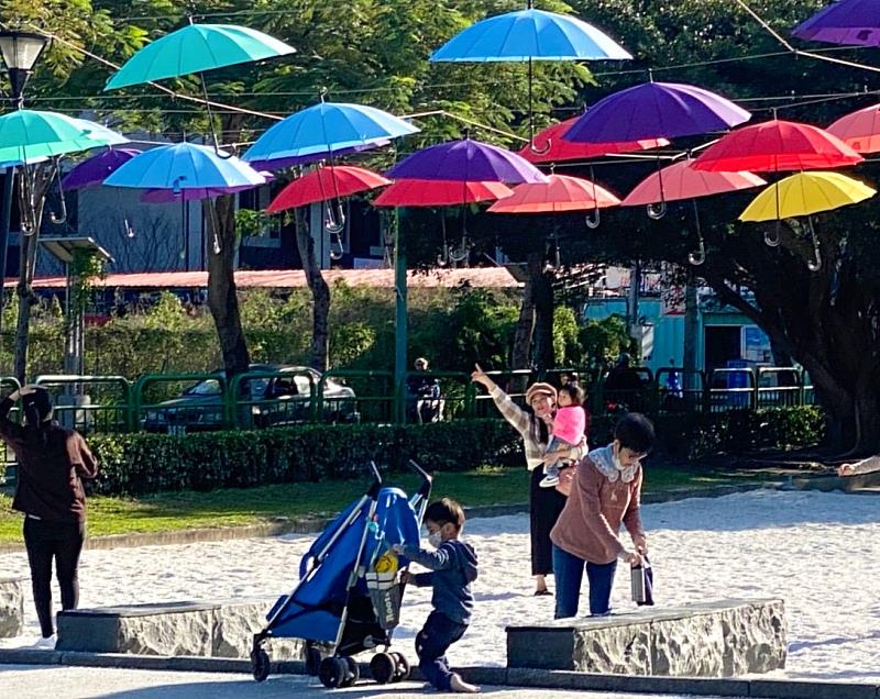 板橋435「飄浮彩虹」傘海為民眾攝影留念的熱門景點！