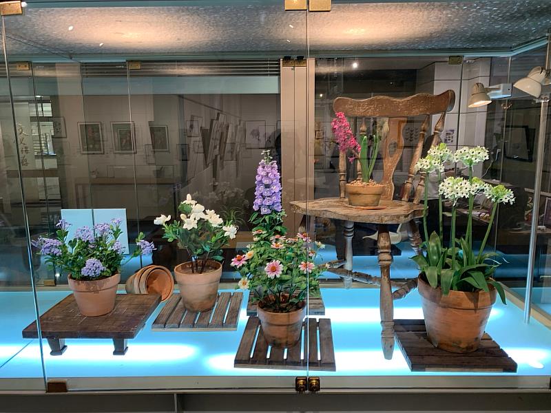 展場邀請「女花.製花黏土花藝」工作室展出黏土仿生植物藝術作品