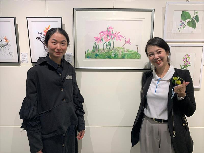 圖右為頂新和德文教基金會蕭巧怡執行長與參展者永靖國小教師賴珮璉合影留念