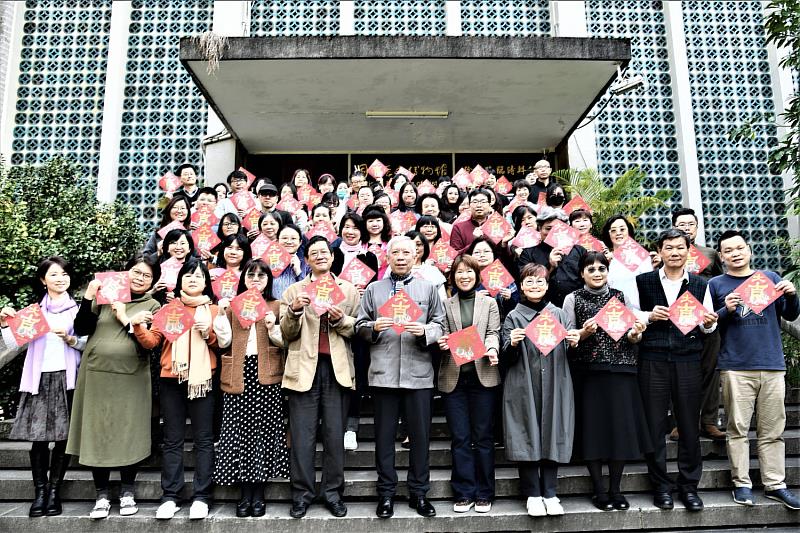 史博館館長梁永斐與全體館員與徐州路臨時辦公室合影