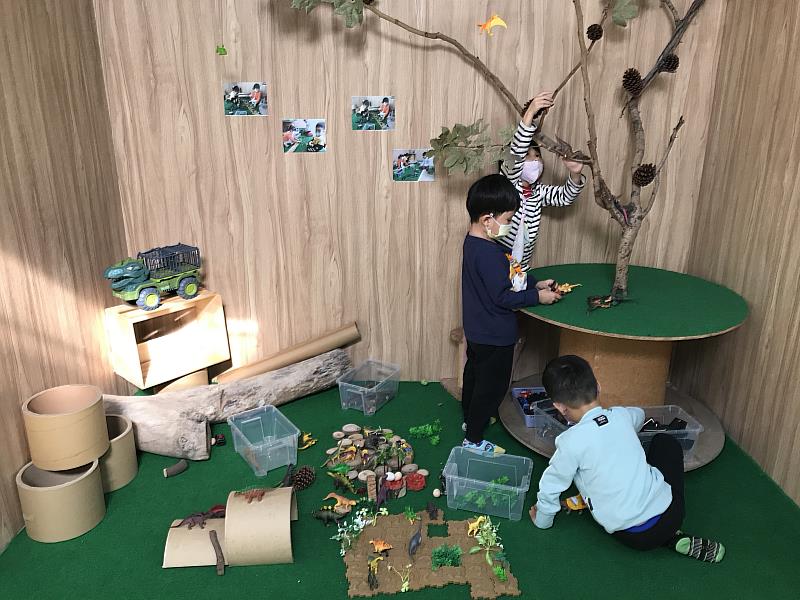 幼兒們在文化部文資局員工子女非營利幼兒園中快樂遊戲