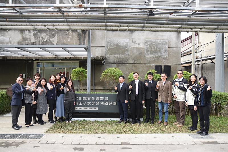 文化部次長李連權(右7)、文資局副局長粘振裕(右6)、教育部國教署蕭奕志副組長(右5)、臺中市教育局陳雅新專委(左8)及其他貴賓於揭牌典禮合影