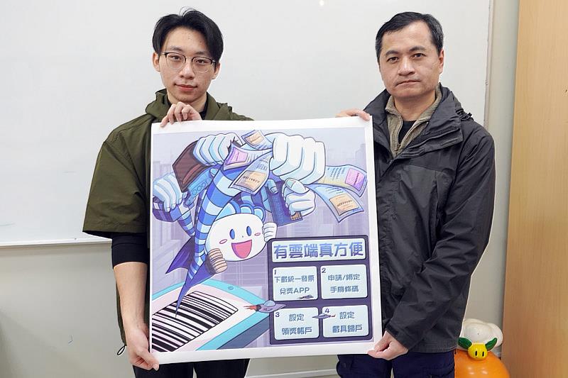 大葉大學多媒體學程黃懷德老師(右)肯定林耕杰同學(左)的自我突破