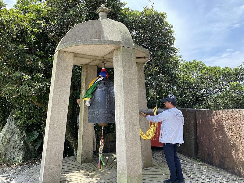 兔年誠心叩平安鐘，聲聲平安。（圖由靈鷲山佛教教團提供）