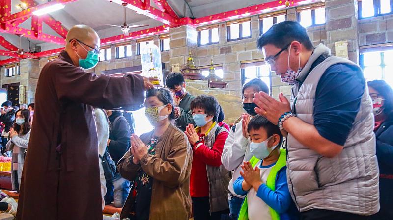 開山聖殿頂禮舍利，滿滿福報。（圖由靈鷲山佛教教團提供）