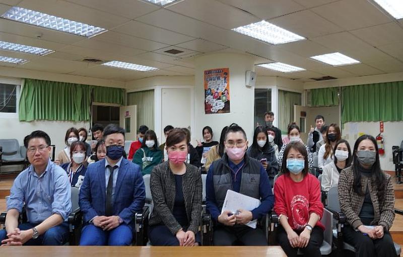 芙洛麗大飯店行政管理中心副理徐少甫（前排右3）希望越籍生可以安全打工和安心上課。新苑庭園大飯店營運總監楊婷喻（前排左3）發揮企業社會責任精神，到處穿針引線，幫忙安排企業徵才說明會。