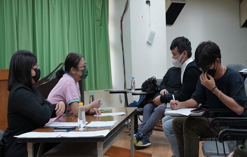 台中福容大飯店當場面試越籍生，彼此用簡單的中文交談。