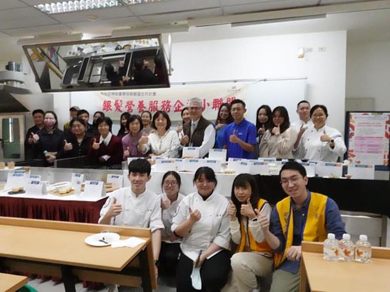南臺科大辦理「營養品點心聯合發表會」大合影。