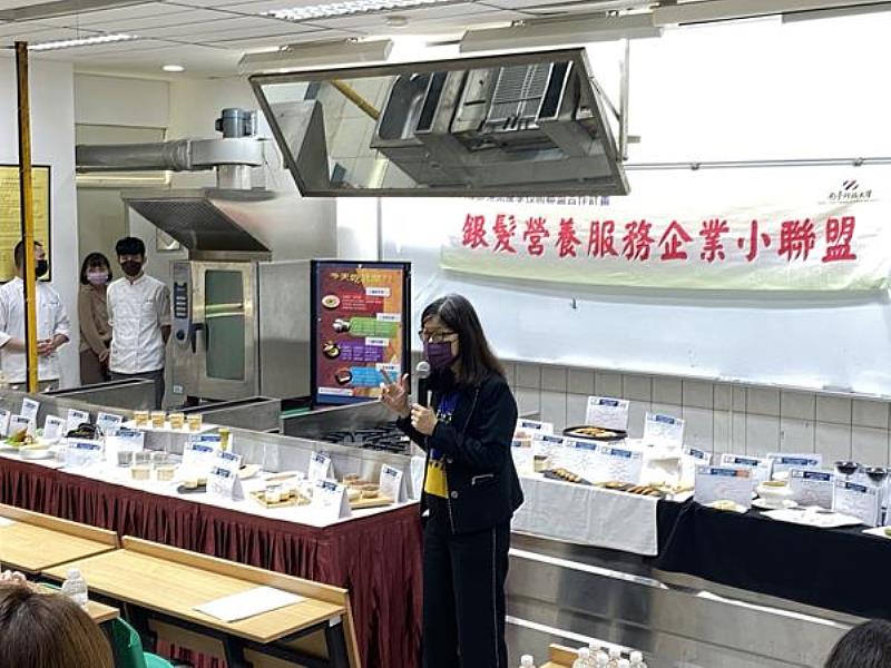 南臺科大學務長蘇家愷於「營養品點心聯合發表會」致詞之情形。