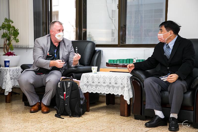 喬治亞水族館副總裁Dr. Alistair Dove(左)向許泰文校長(右)展示超音波籤