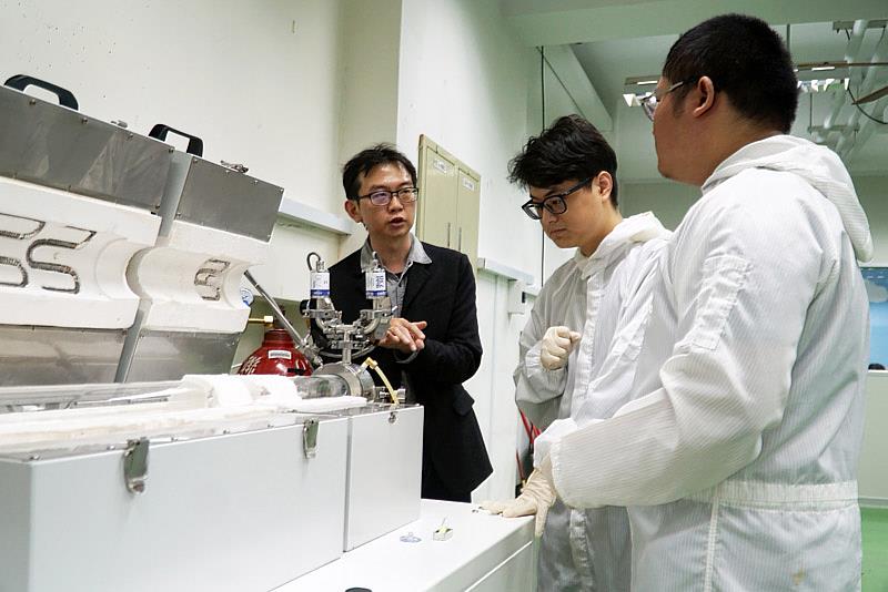 大葉大學醫工系歐信良老師(左)指導學生操作儀器