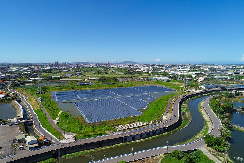 高雄市111年太陽光電備案數全國第一，設置量達659MW超越目標值1.46倍。(圖為五甲尾滯洪池設置4,999kWp)