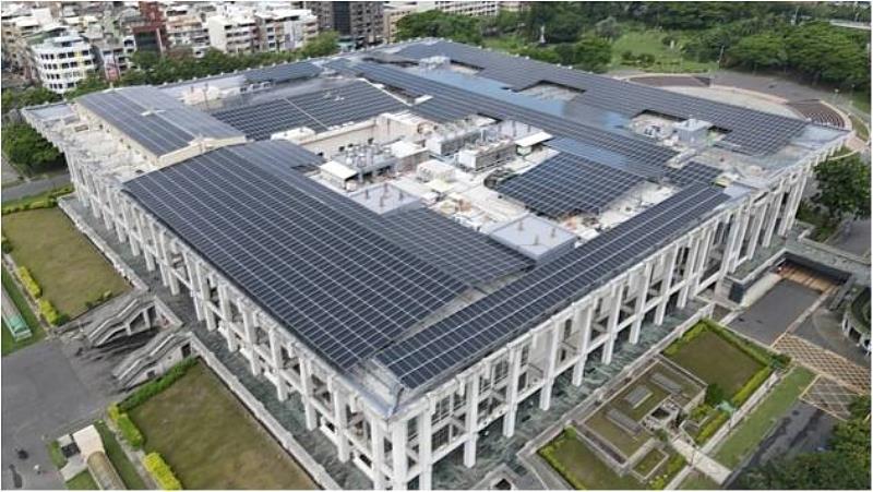 高雄市111年太陽光電備案數全國第一，設置量達659MW超越目標值1.46倍。(圖高雄文化中心太陽光電設置1,762kWp)