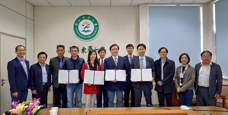 合作備忘錄簽署儀式與會人員合照。