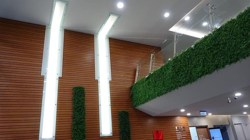 綺華建設捐贈臺科大管理大樓LED燈與綠色擬真植栽