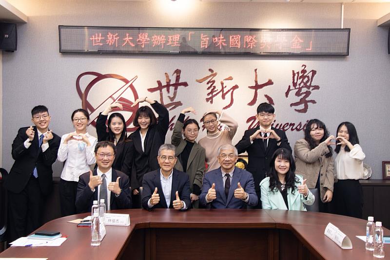 圖三：獲獎學生開心與助學金捐贈者林俊杰及校內師長合影