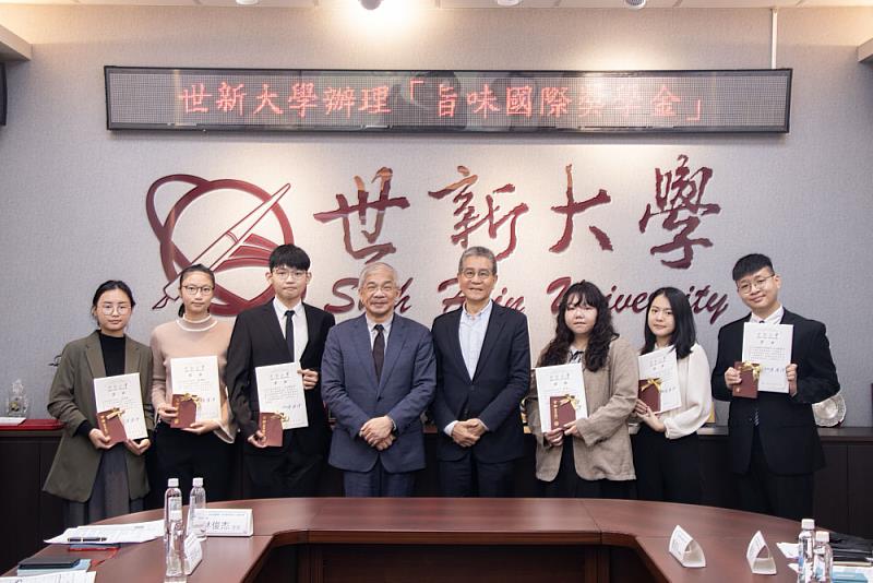 圖二：世新大學校長陳清河、傑出校友林俊杰與獲獎學生合影