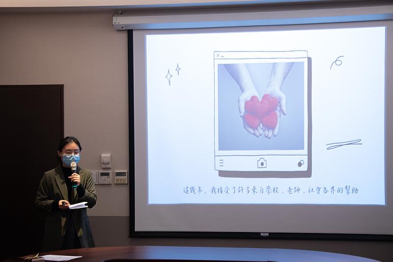 圖四：新聞系學生范博媛於現場分享獲獎心情，並對傑出校友林俊杰表達真摯感謝