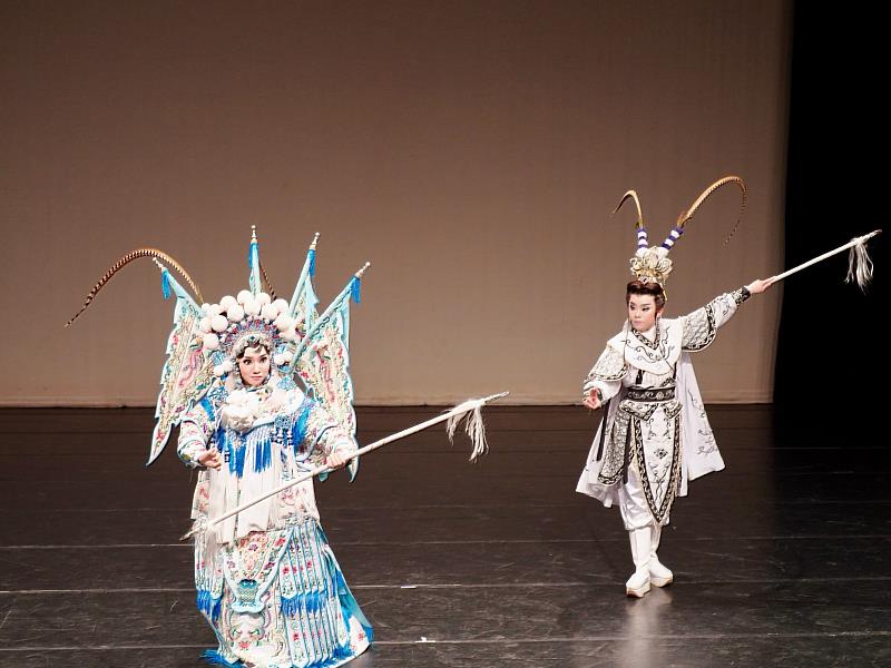 新和興總團帶來《擂鼓、探谷、火燒敵營》精華片段，左起由邱怡婷飾穆桂英、江怡璇飾楊文廣。