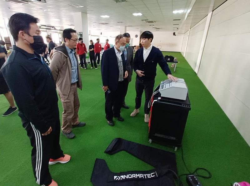 南華大學運動防護團隊正式成軍，杜繼超老師介紹運動傷害防護設備─八頻道低周波治療器。