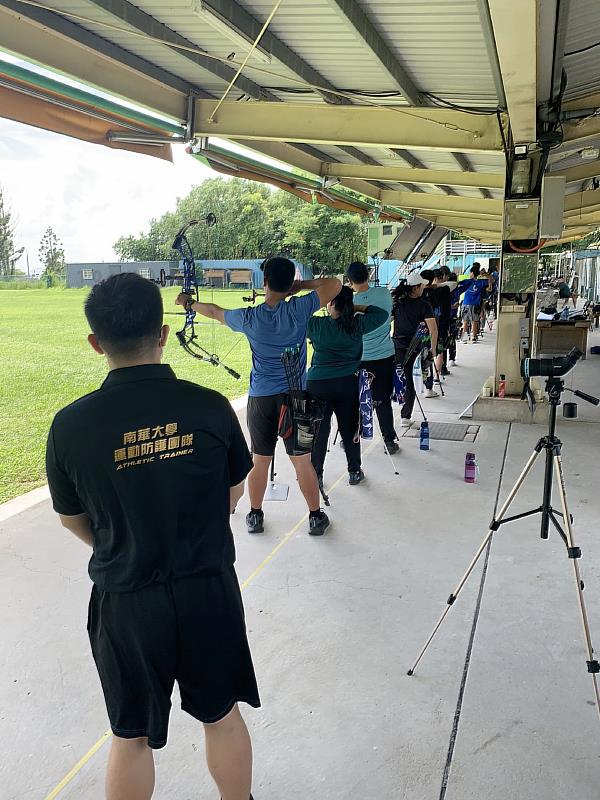 南華大學運動防護團隊正式成軍，隨射箭校隊出賽，以利照護選手。