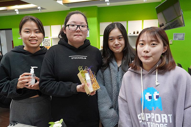 大葉大學藥保系學生展示銀耳精華液